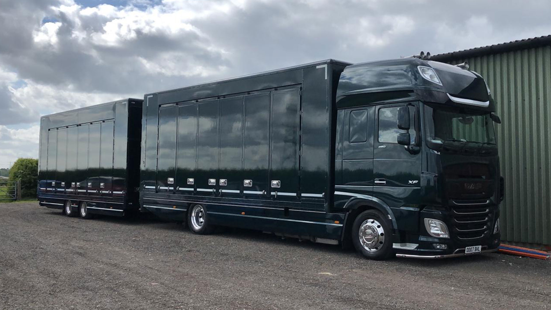 enclosed car carrier transport